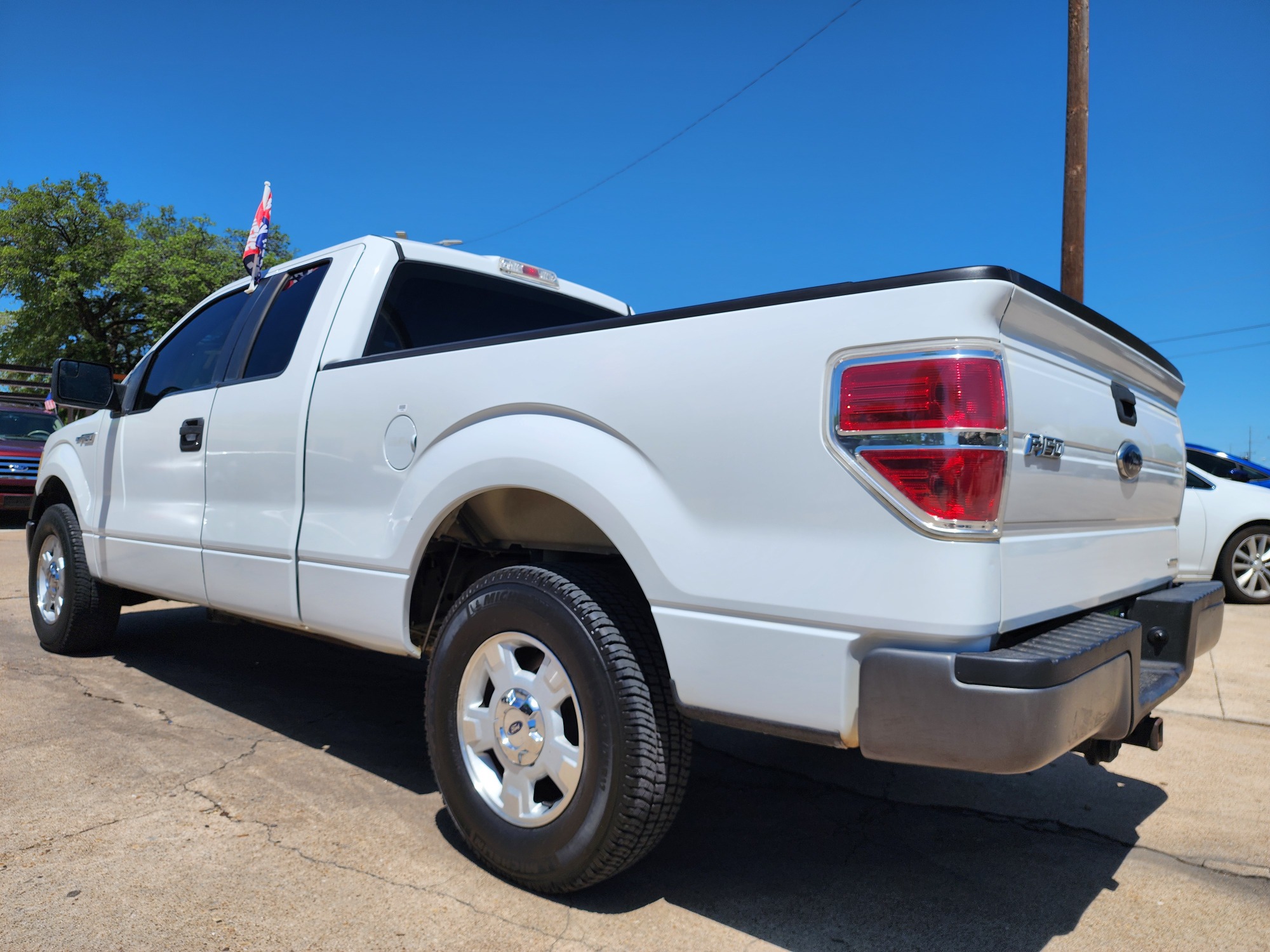 2011 WHITE Ford F-150 XLT SuperCab (1FTFX1CF4BF) with an 5.0L V8 engine, 4-Speed Automatic transmission, located at 2660 S.Garland Avenue, Garland, TX, 75041, (469) 298-3118, 32.885551, -96.655602 - Welcome to DallasAutos4Less, one of the Premier BUY HERE PAY HERE Dealers in the North Dallas Area. We specialize in financing to people with NO CREDIT or BAD CREDIT. We need proof of income, proof of residence, and a ID. Come buy your new car from us today!! This is a very well cared for 2011 FO - Photo #6